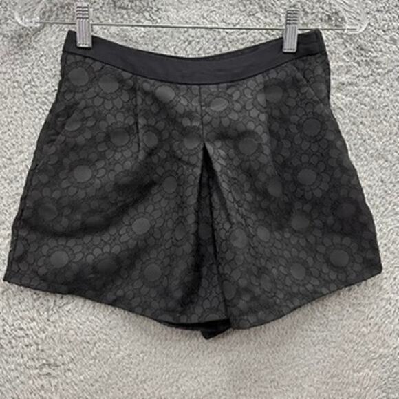 Stradivarius Women's Size 2 Black Short Shorts Flower Pattern Side Zip Summer - Picture 1 of 7